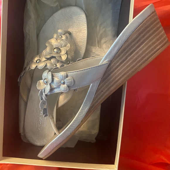 Coach silver sandal size 9 New - Picture 3 of 5